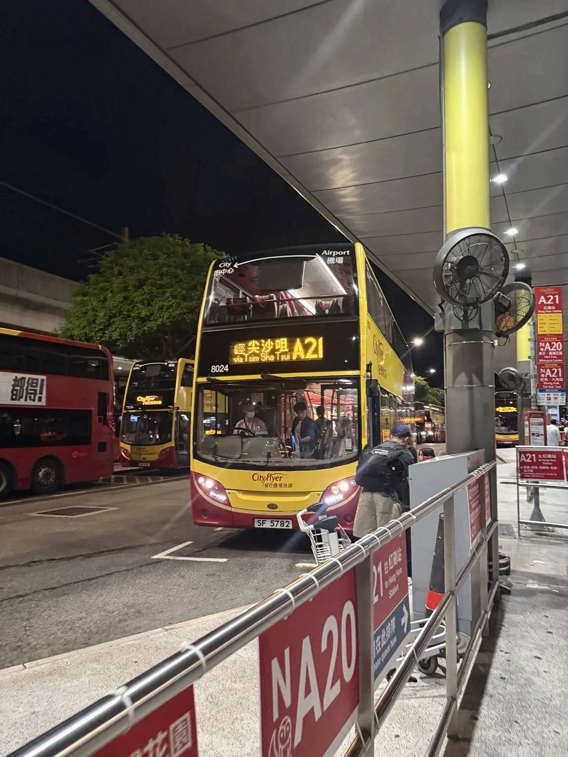 香港の夜、空港アクセスのA21バスが停車する道路