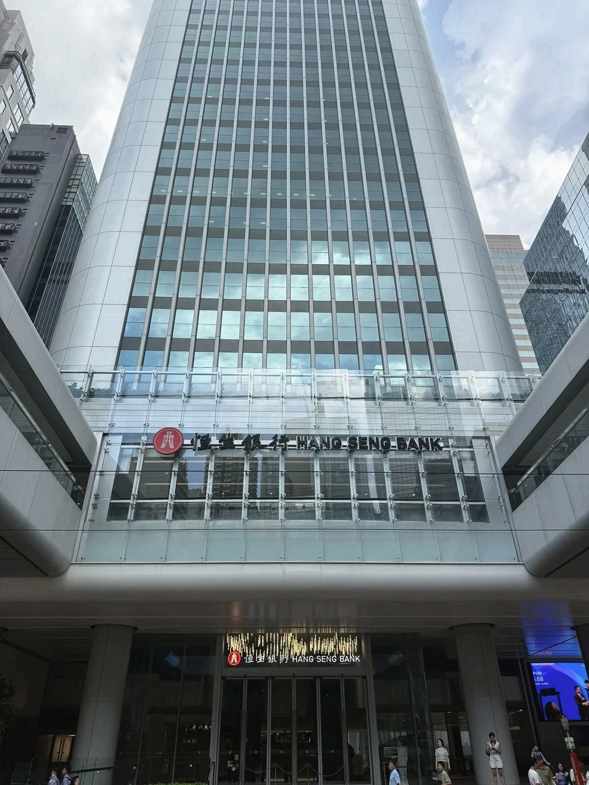 香港の恒生銀行ビルを見上げる構図