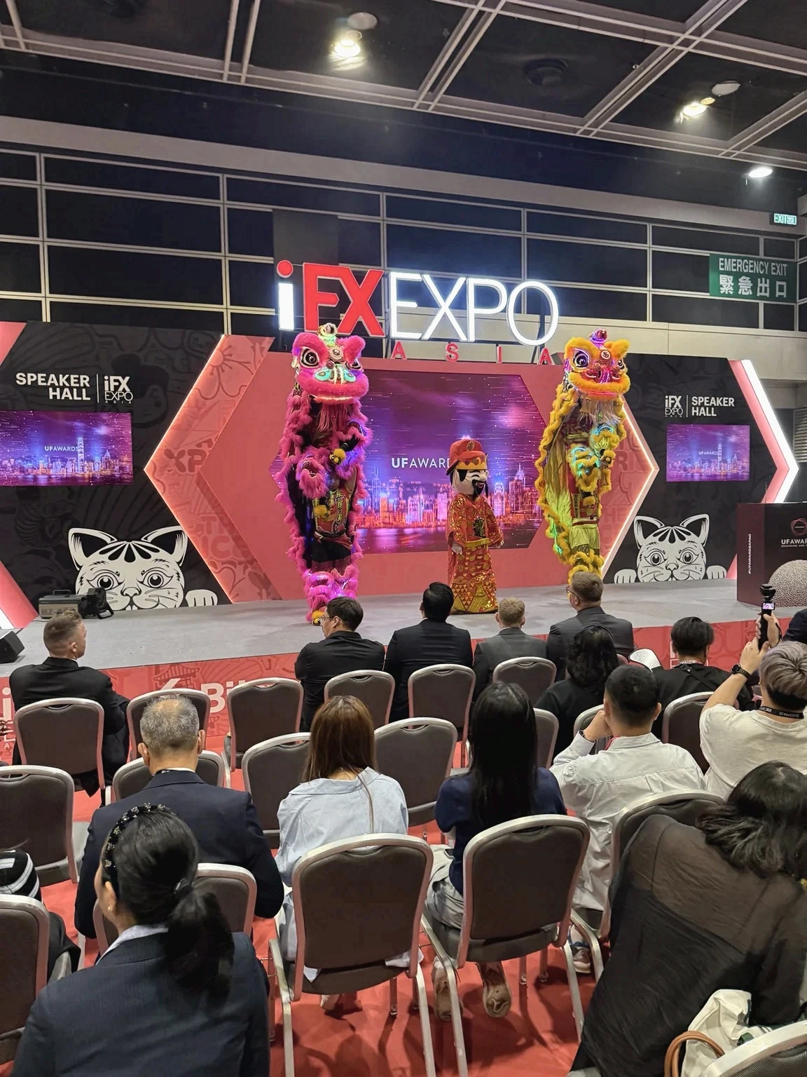 香港らしい獅子舞が舞うiFX EXPOのステージ