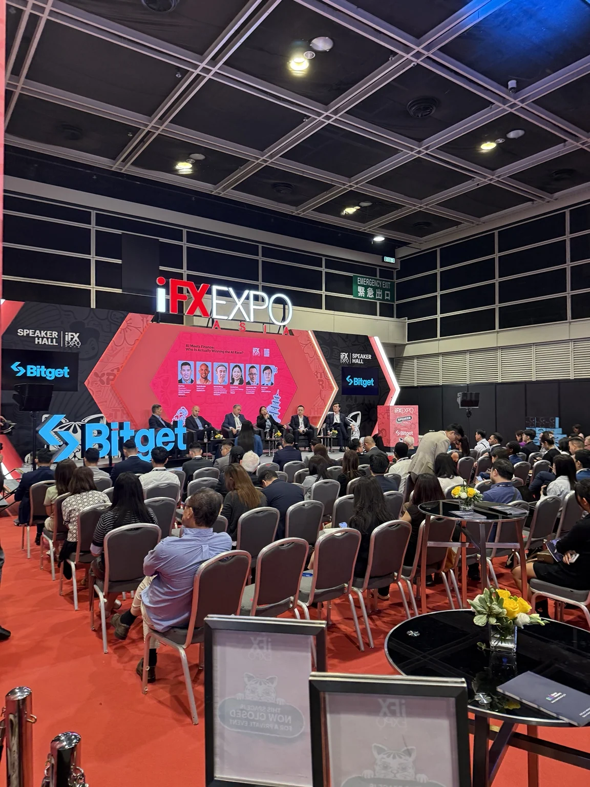 iFX EXPO Asia 2026のSpeaker Hallに設けられたAI Meets Financeパネル討論のステージと聴衆
