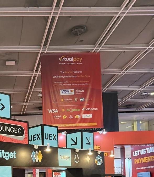 iFX EXPO展示会場に掲げられたvirtualpayの決済関連広告バナー